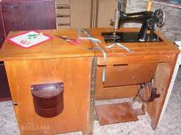 Продам швейную машинку Подолка, ножная с тумбой и ремнем. Продам швейную машинку Подолка, ножная с тумбой и ремнем. - MM.LV