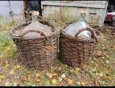 Дамы-жанны или бутыли, в плетеных корзинах. - MM.LV - 1