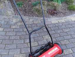 Hecht manual lawn mower in perfect condition ! - MM.LV
